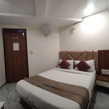 Hotel Earth Inn, Subhash Bridge, Rto Circle, 阿穆达巴 外观 照片