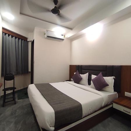 Hotel Earth Inn, Subhash Bridge, Rto Circle, 阿穆达巴 外观 照片