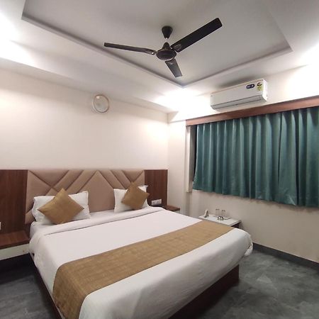 Hotel Earth Inn, Subhash Bridge, Rto Circle, 阿穆达巴 外观 照片
