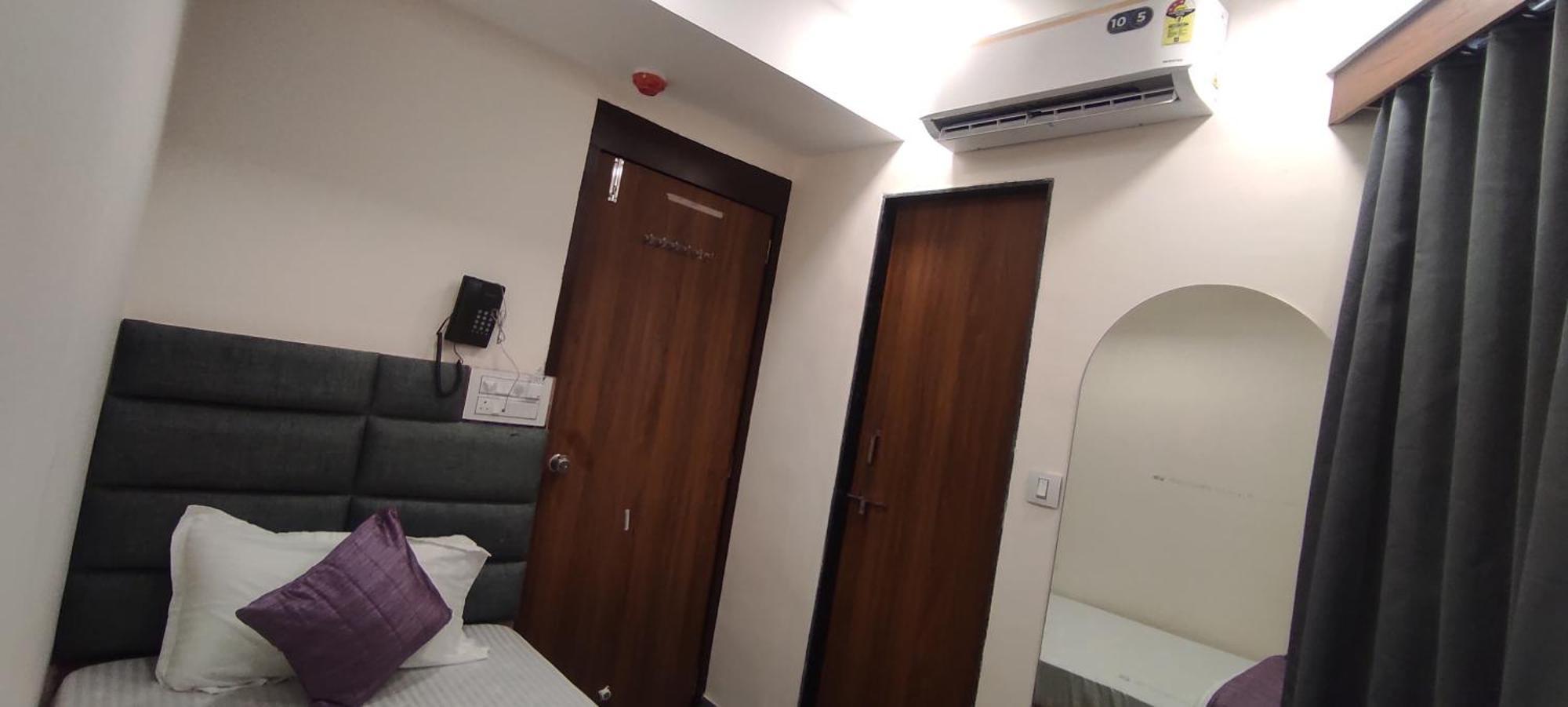 Hotel Earth Inn, Subhash Bridge, Rto Circle, 阿穆达巴 外观 照片