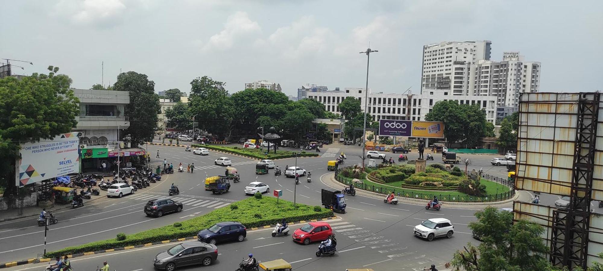 Hotel Earth Inn, Subhash Bridge, Rto Circle, 阿穆达巴 外观 照片