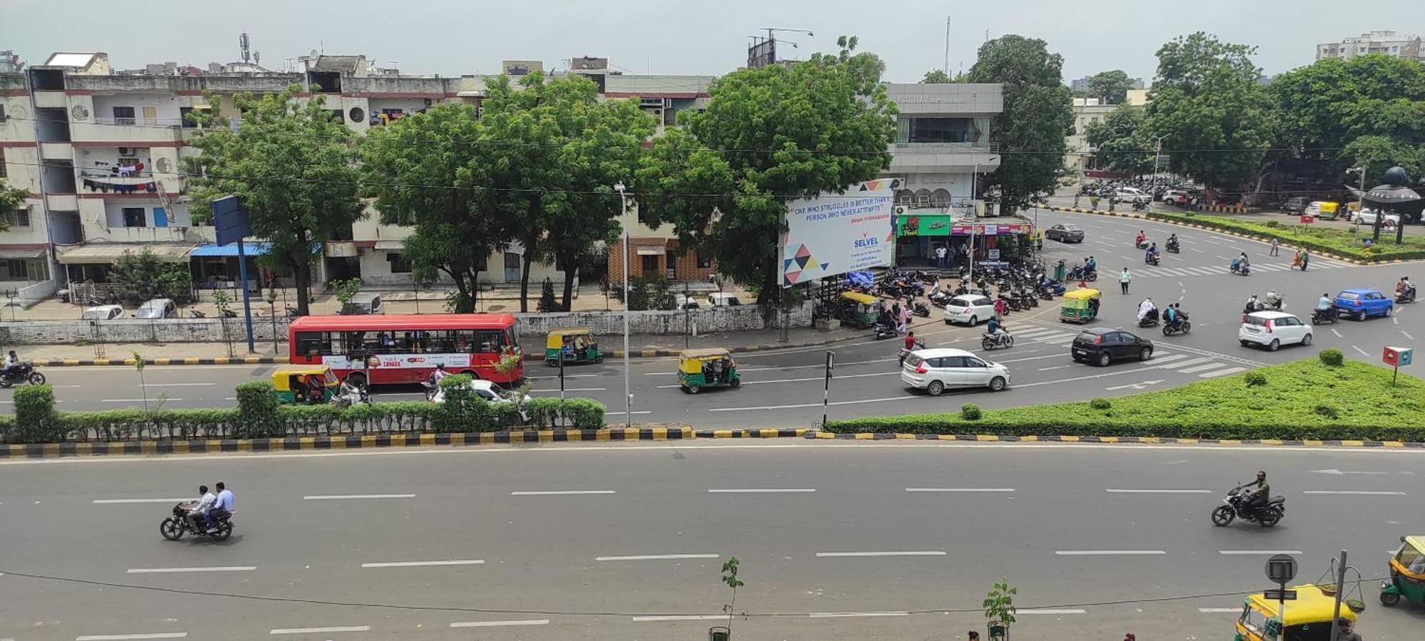 Hotel Earth Inn, Subhash Bridge, Rto Circle, 阿穆达巴 外观 照片
