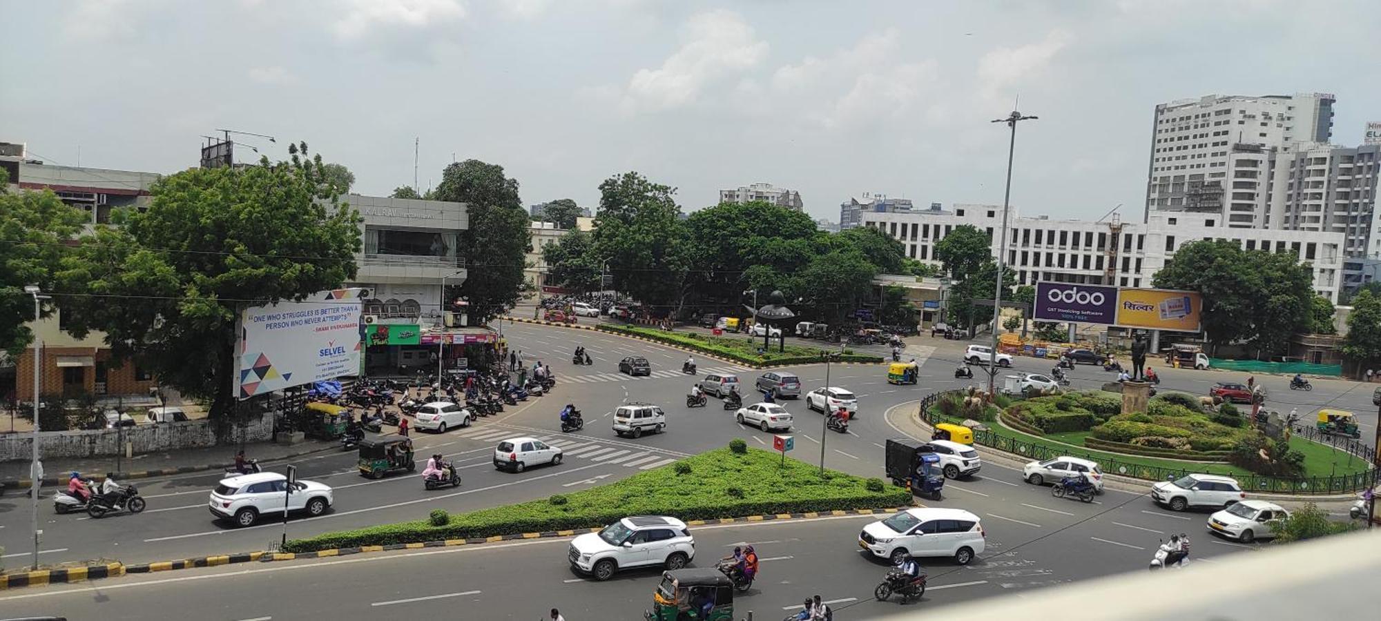 Hotel Earth Inn, Subhash Bridge, Rto Circle, 阿穆达巴 外观 照片
