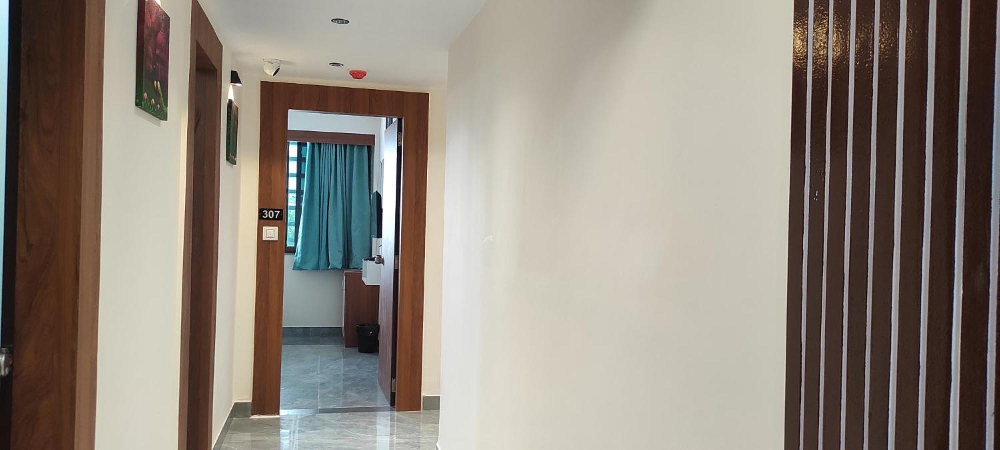 Hotel Earth Inn, Subhash Bridge, Rto Circle, 阿穆达巴 外观 照片