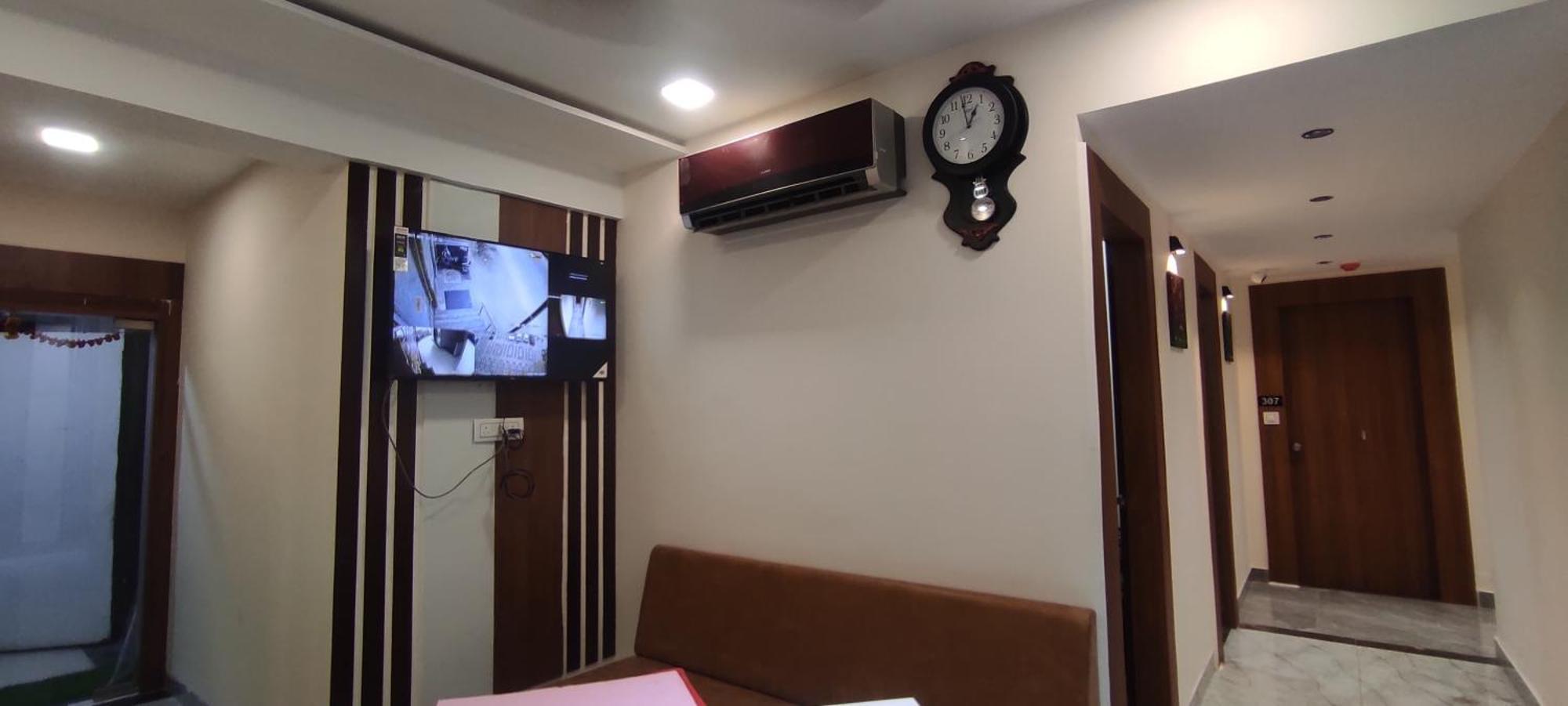 Hotel Earth Inn, Subhash Bridge, Rto Circle, 阿穆达巴 外观 照片
