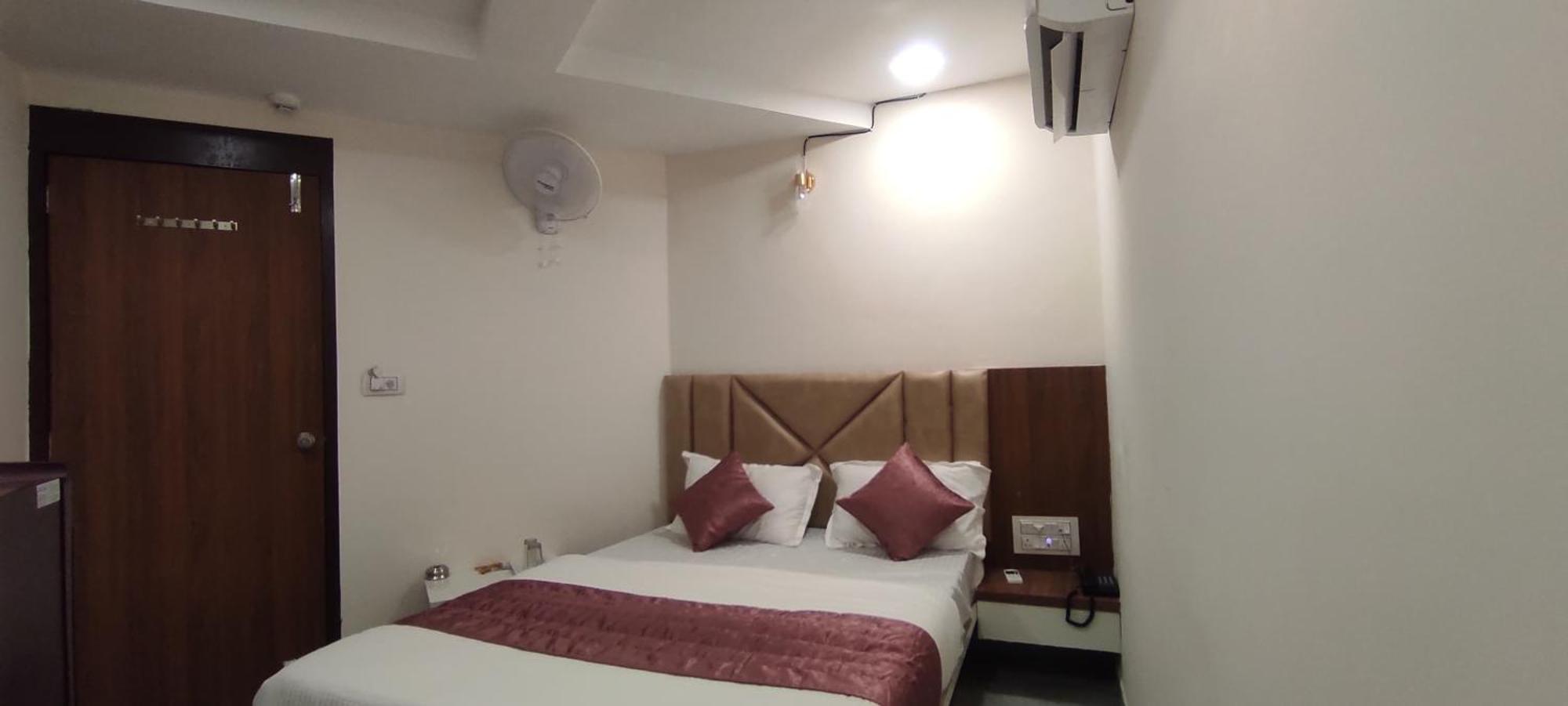 Hotel Earth Inn, Subhash Bridge, Rto Circle, 阿穆达巴 外观 照片