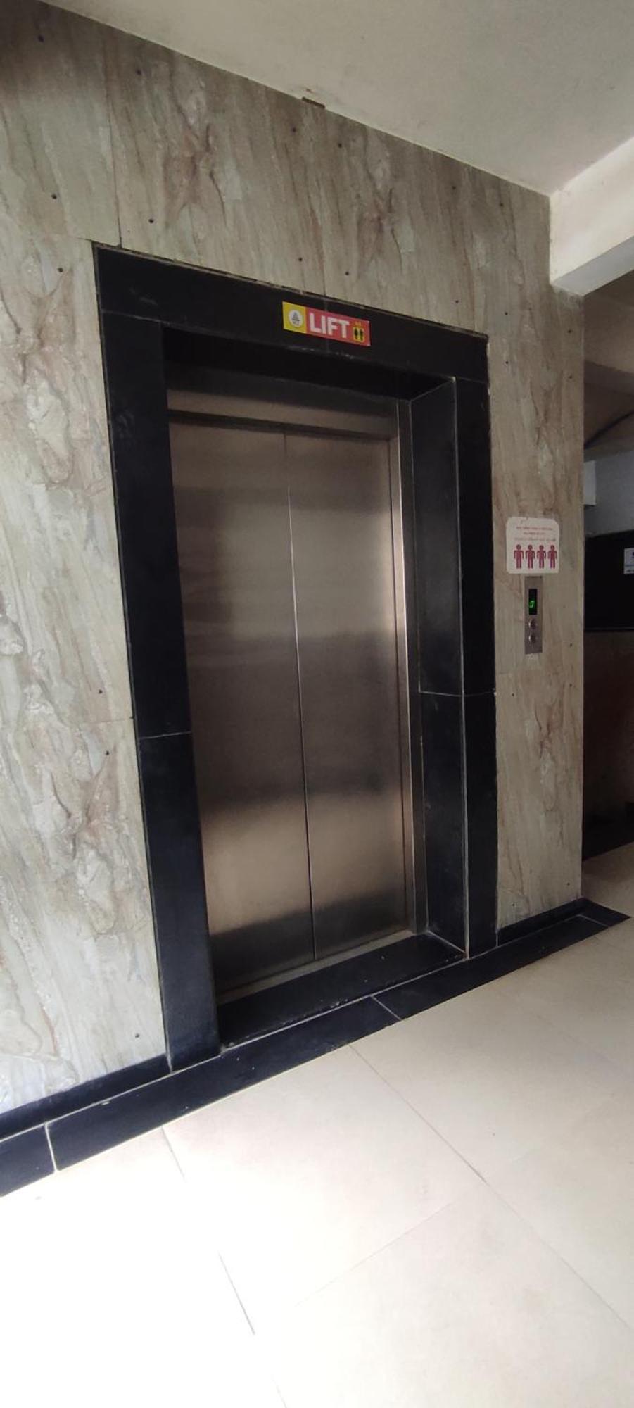 Hotel Earth Inn, Subhash Bridge, Rto Circle, 阿穆达巴 外观 照片