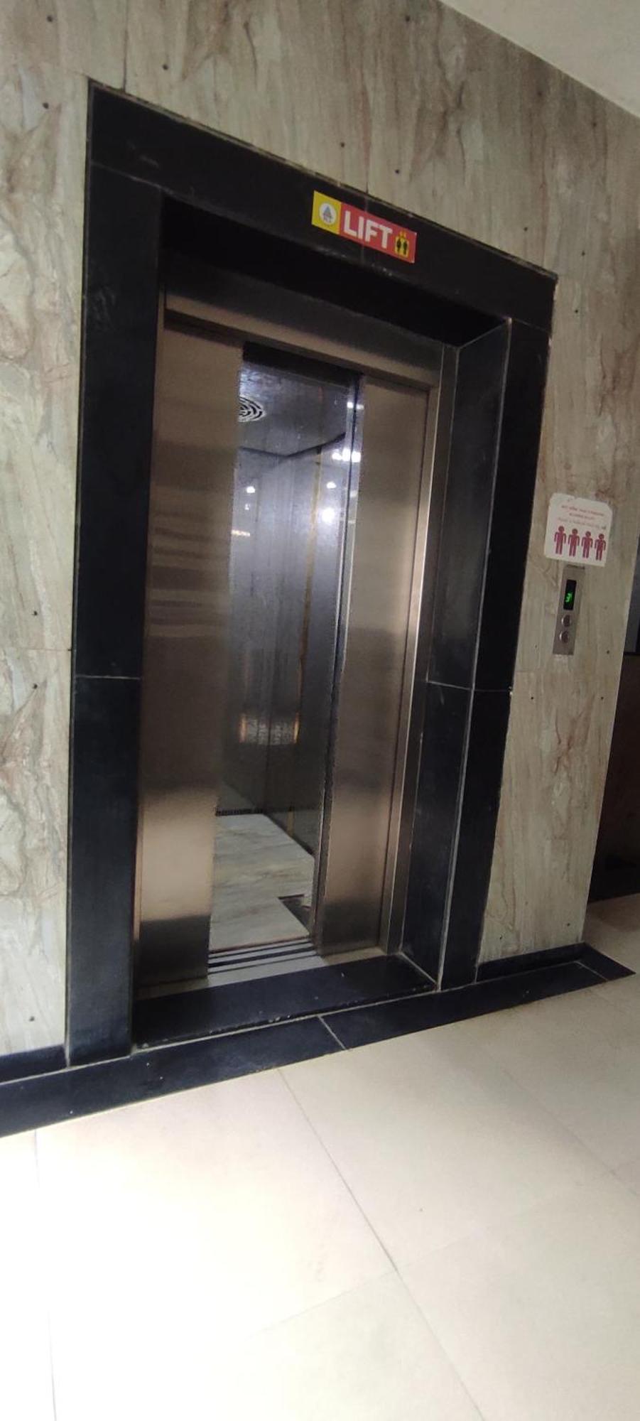 Hotel Earth Inn, Subhash Bridge, Rto Circle, 阿穆达巴 外观 照片