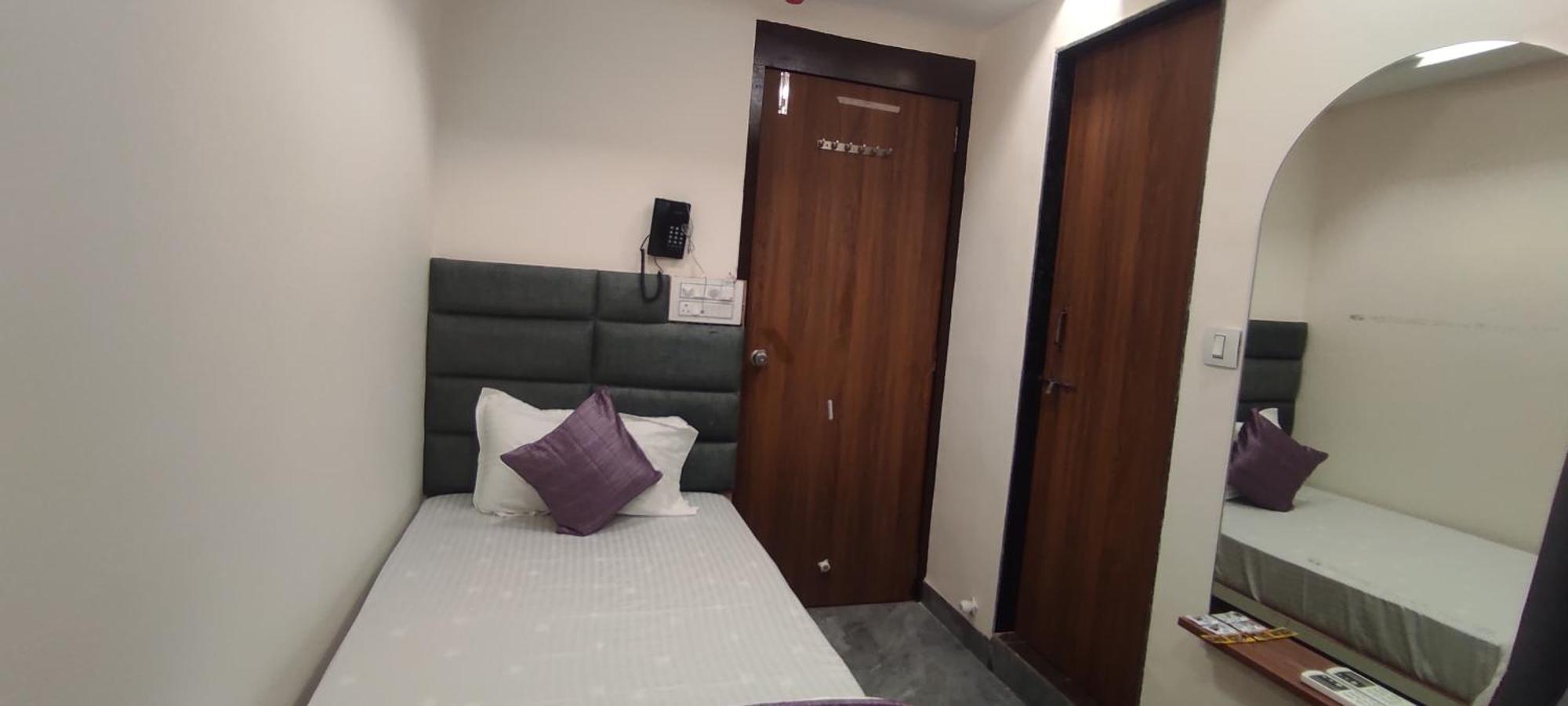 Hotel Earth Inn, Subhash Bridge, Rto Circle, 阿穆达巴 外观 照片