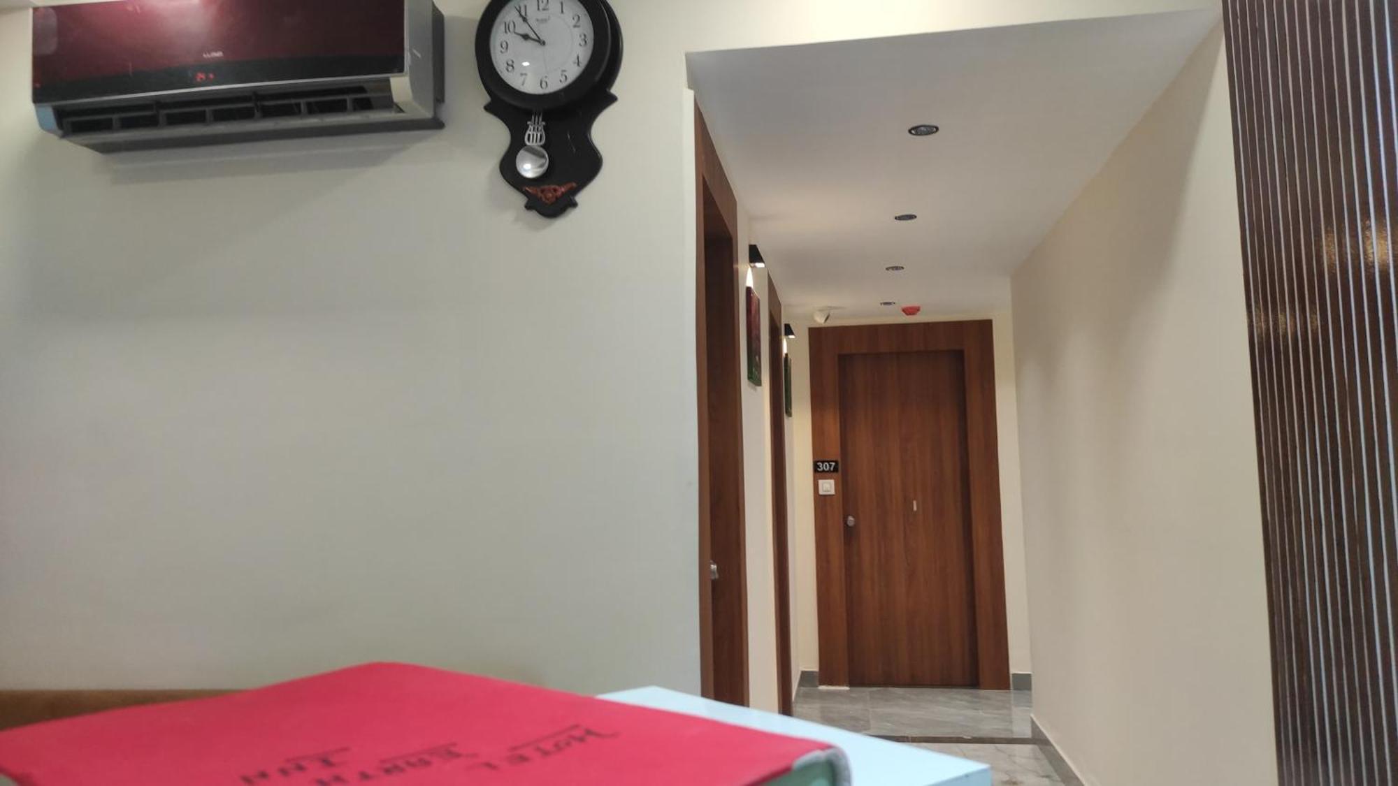 Hotel Earth Inn, Subhash Bridge, Rto Circle, 阿穆达巴 外观 照片