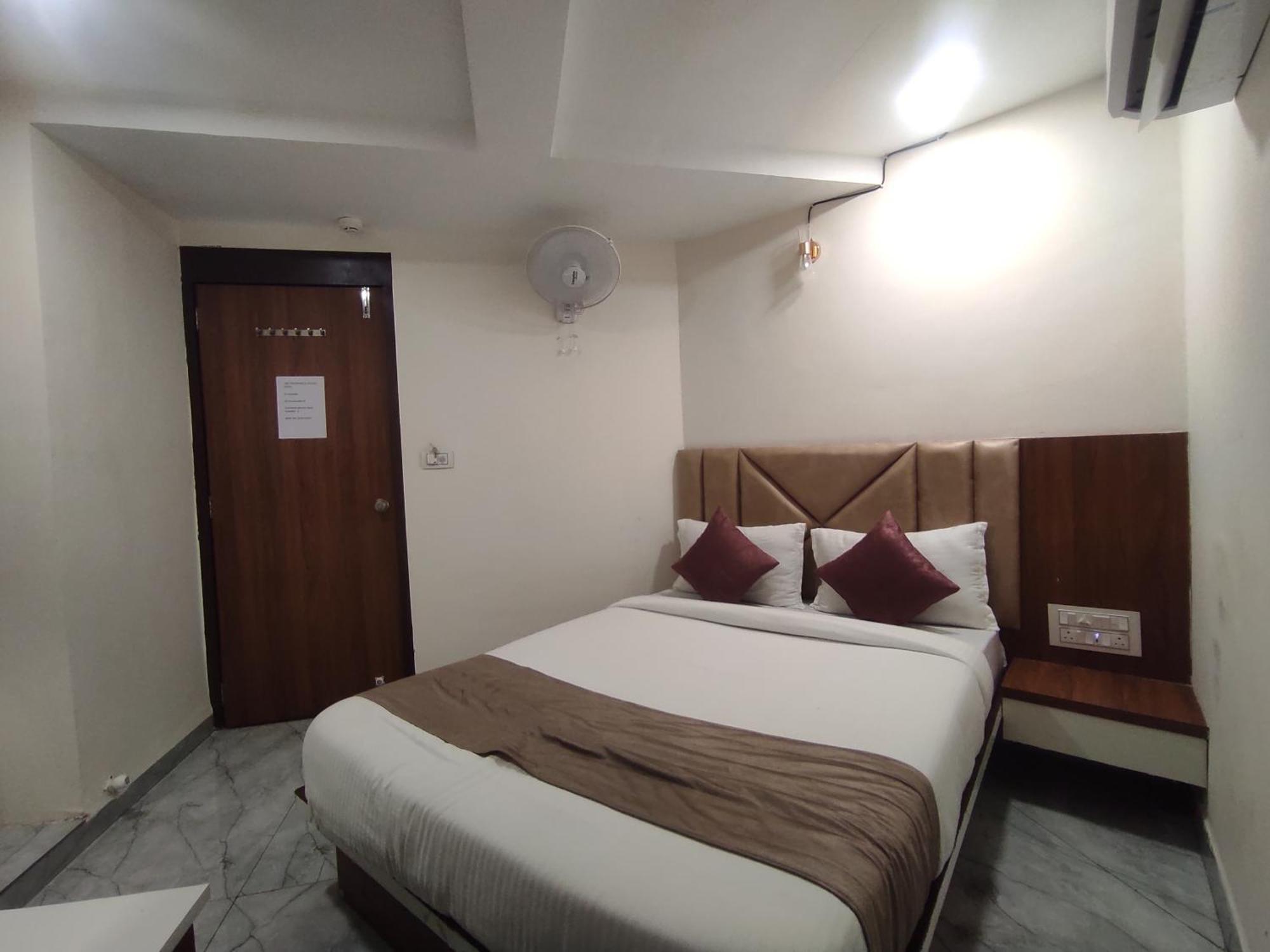 Hotel Earth Inn, Subhash Bridge, Rto Circle, 阿穆达巴 外观 照片