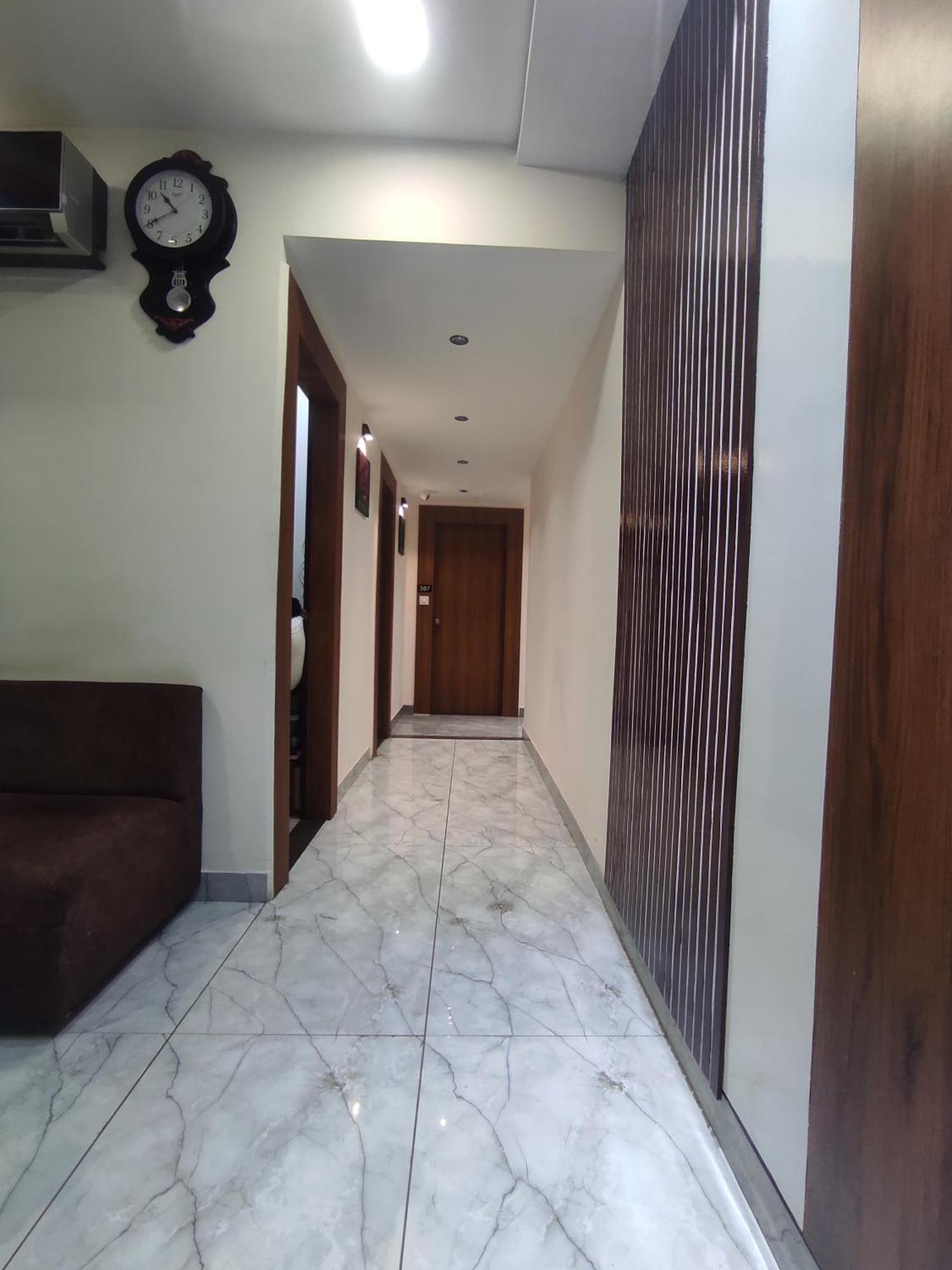 Hotel Earth Inn, Subhash Bridge, Rto Circle, 阿穆达巴 外观 照片