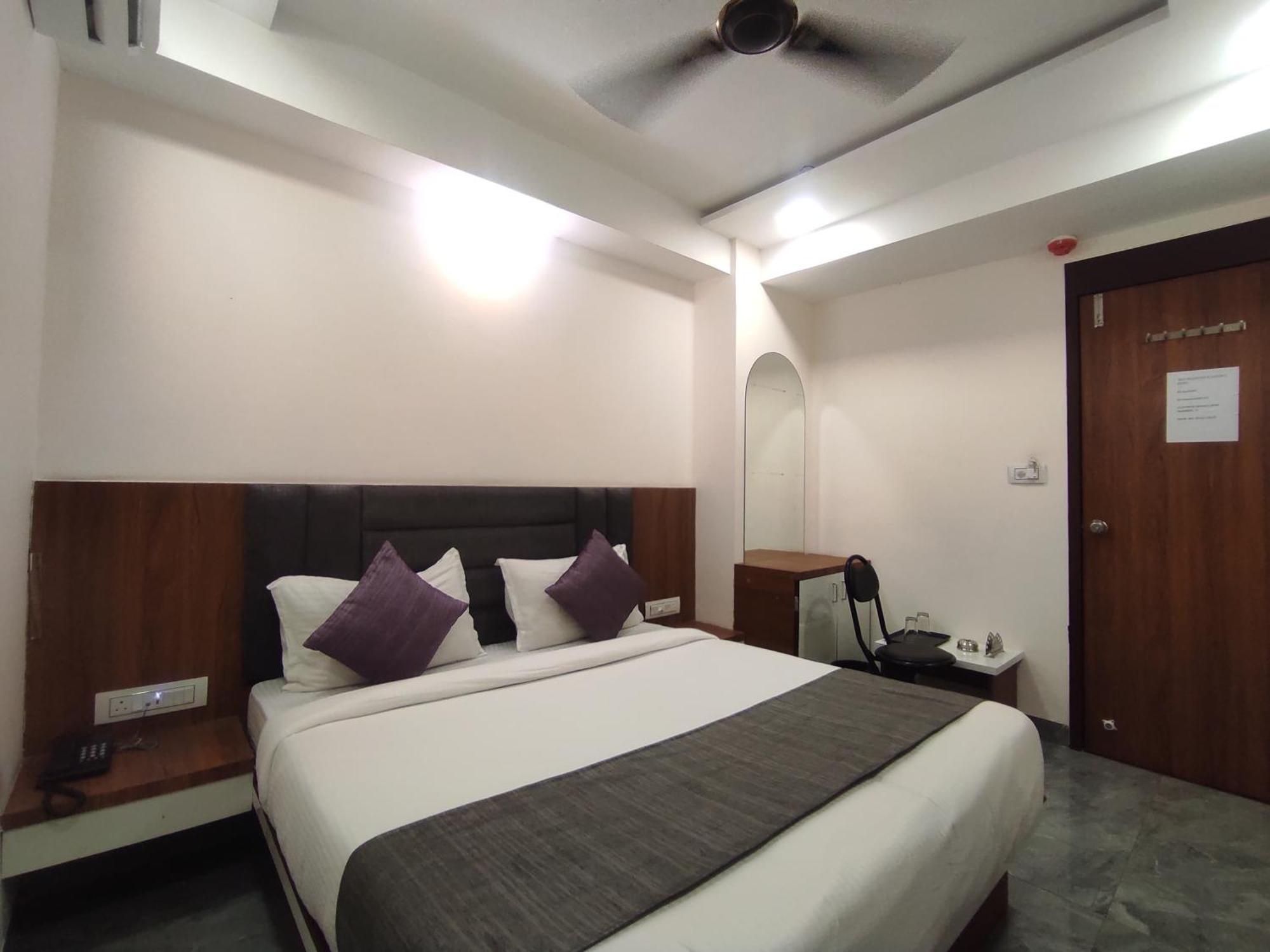 Hotel Earth Inn, Subhash Bridge, Rto Circle, 阿穆达巴 外观 照片