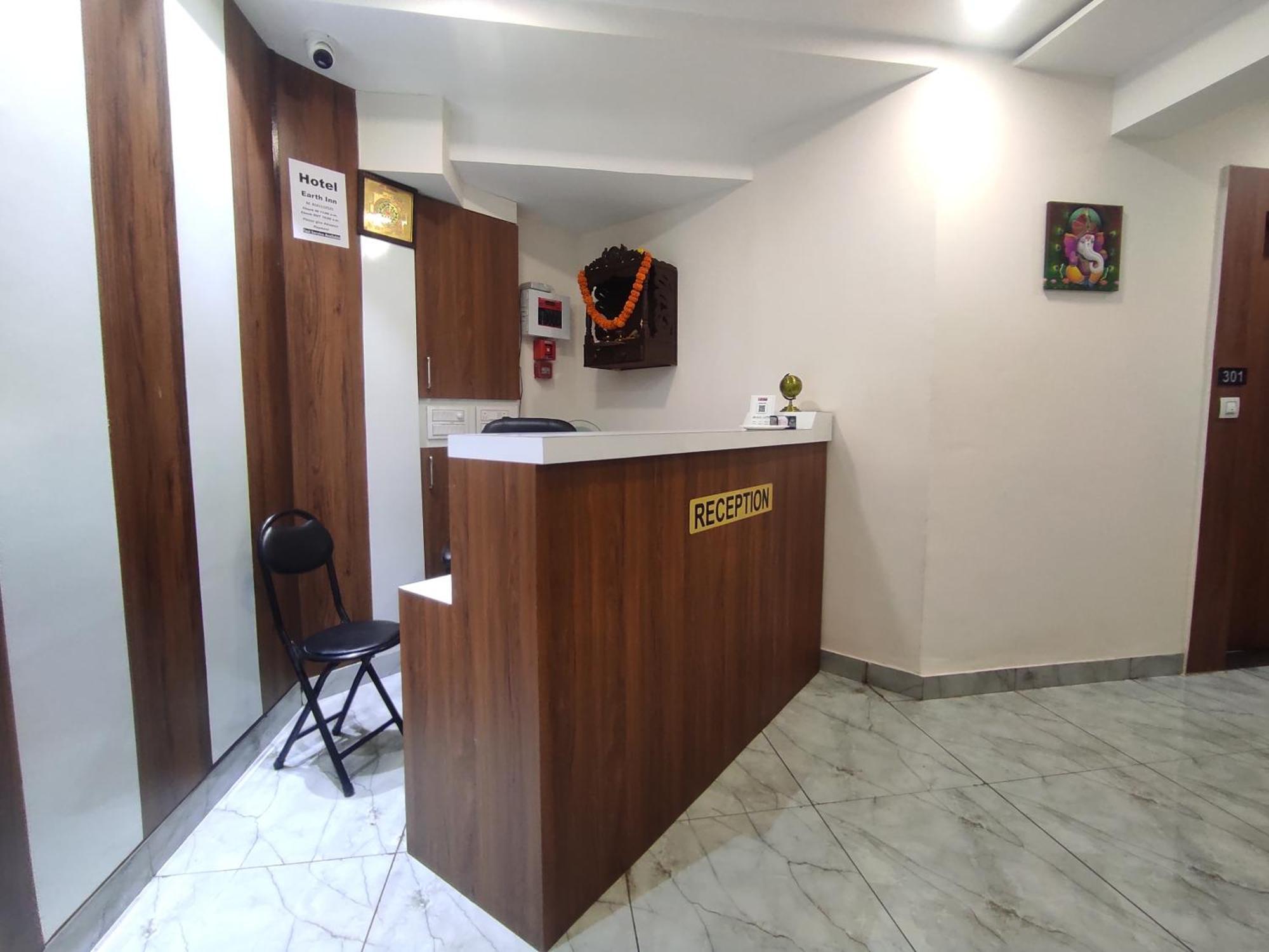 Hotel Earth Inn, Subhash Bridge, Rto Circle, 阿穆达巴 外观 照片