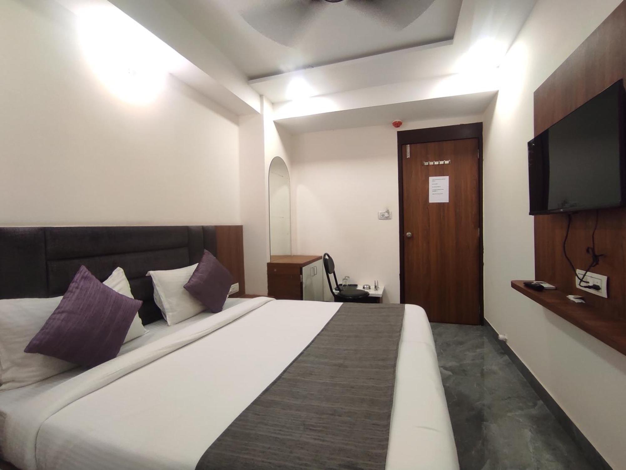 Hotel Earth Inn, Subhash Bridge, Rto Circle, 阿穆达巴 外观 照片