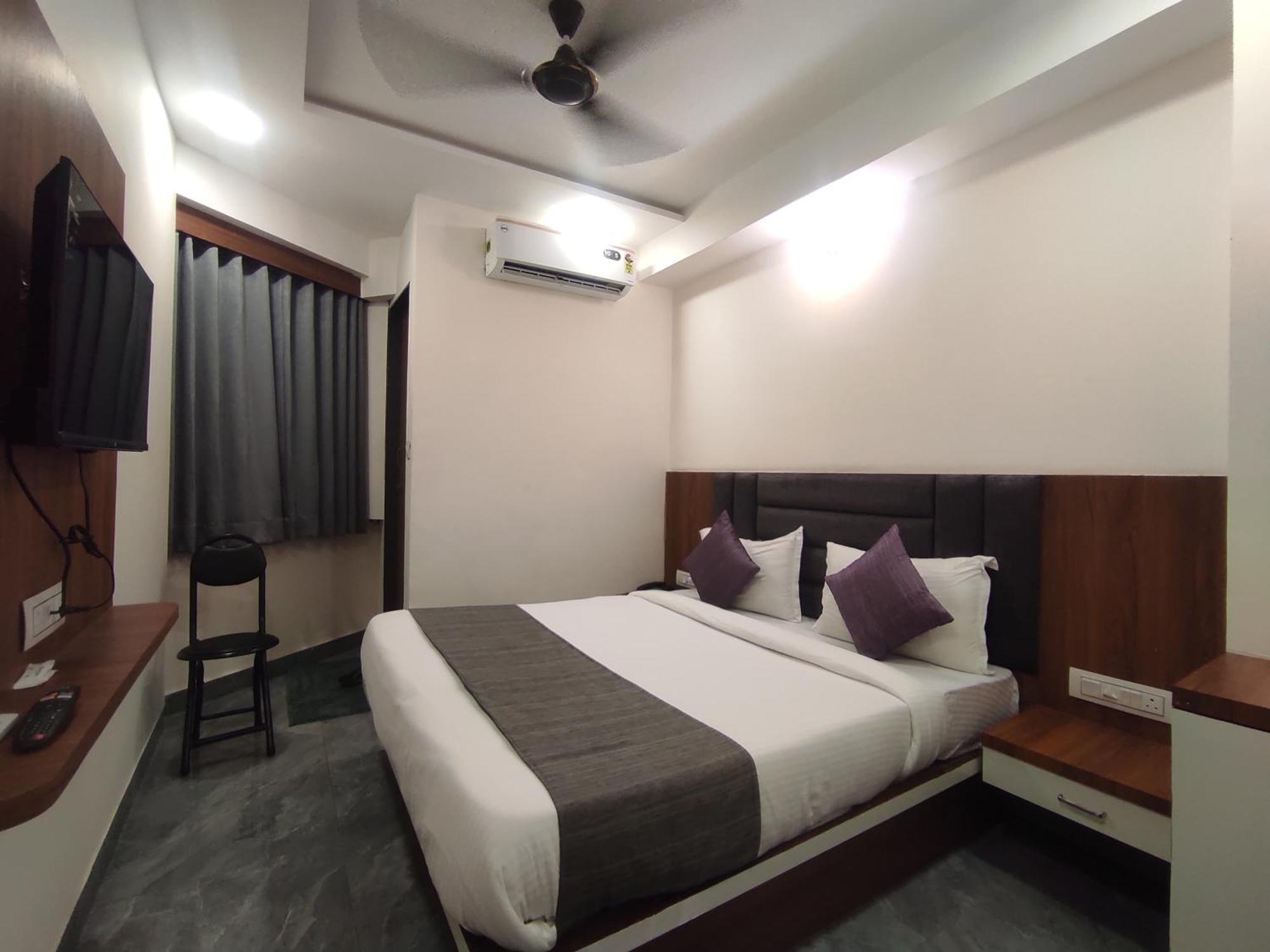 Hotel Earth Inn, Subhash Bridge, Rto Circle, 阿穆达巴 外观 照片