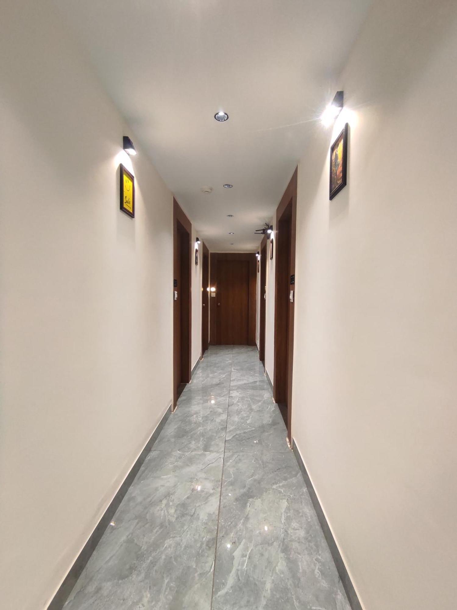 Hotel Earth Inn, Subhash Bridge, Rto Circle, 阿穆达巴 外观 照片