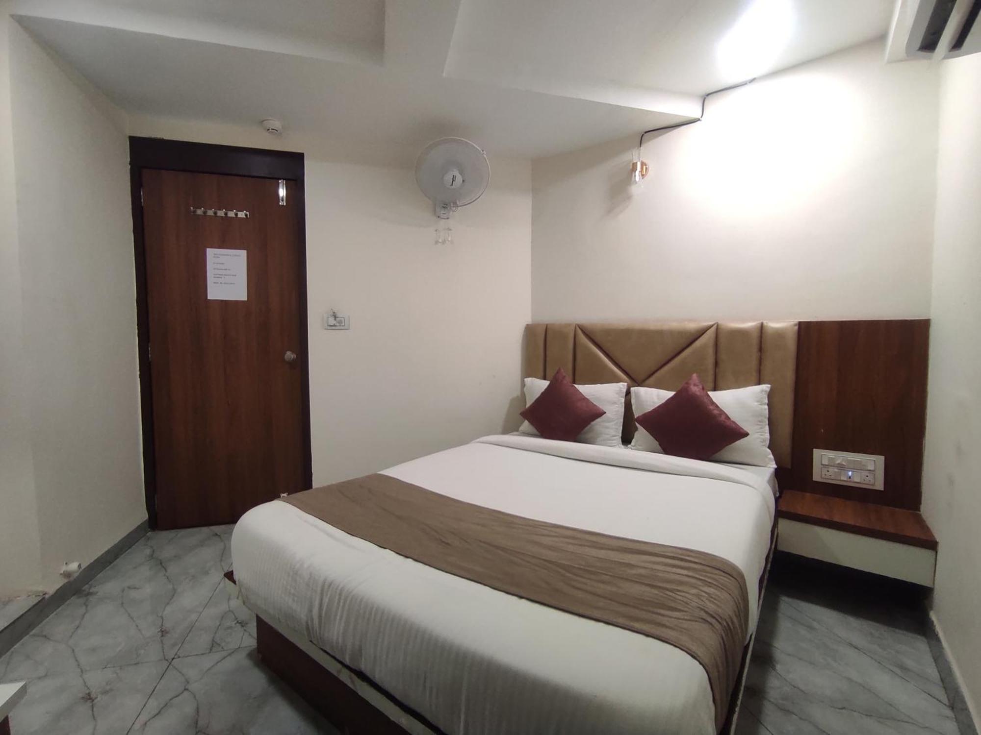 Hotel Earth Inn, Subhash Bridge, Rto Circle, 阿穆达巴 外观 照片