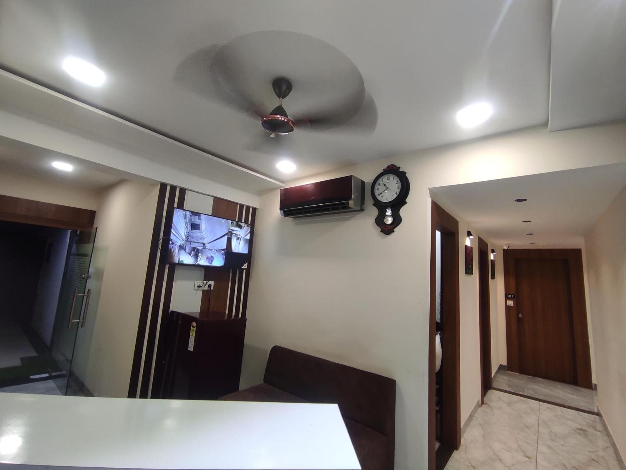 Hotel Earth Inn, Subhash Bridge, Rto Circle, 阿穆达巴 外观 照片