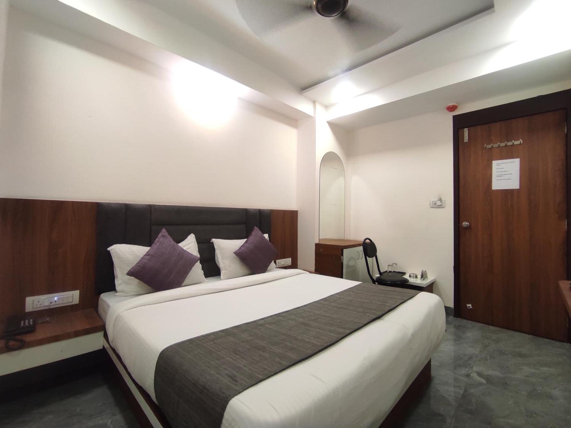 Hotel Earth Inn, Subhash Bridge, Rto Circle, 阿穆达巴 外观 照片