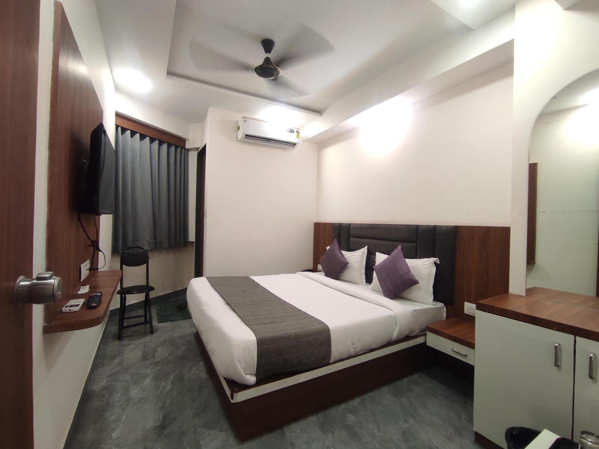 Hotel Earth Inn, Subhash Bridge, Rto Circle, 阿穆达巴 外观 照片