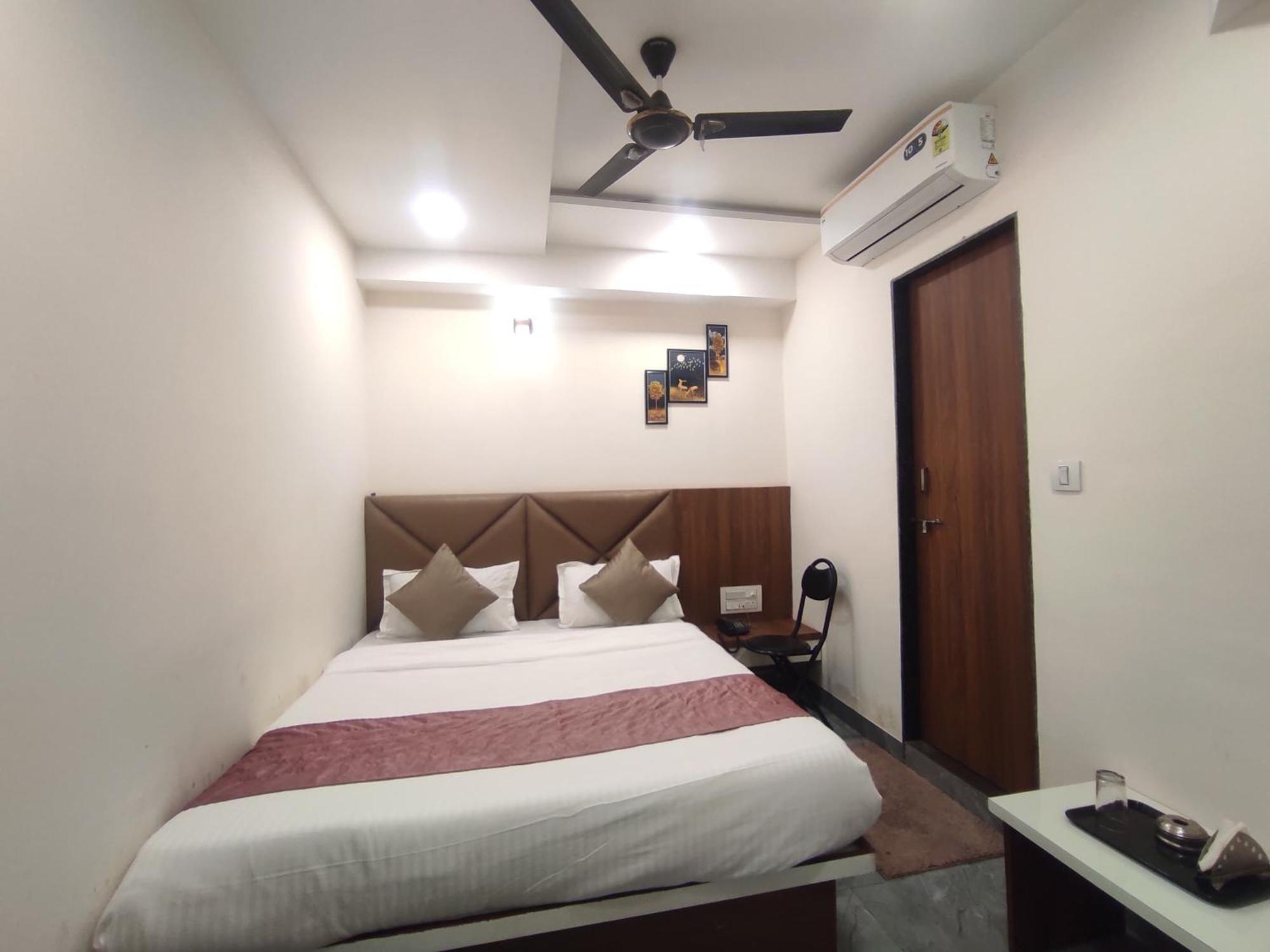 Hotel Earth Inn, Subhash Bridge, Rto Circle, 阿穆达巴 外观 照片