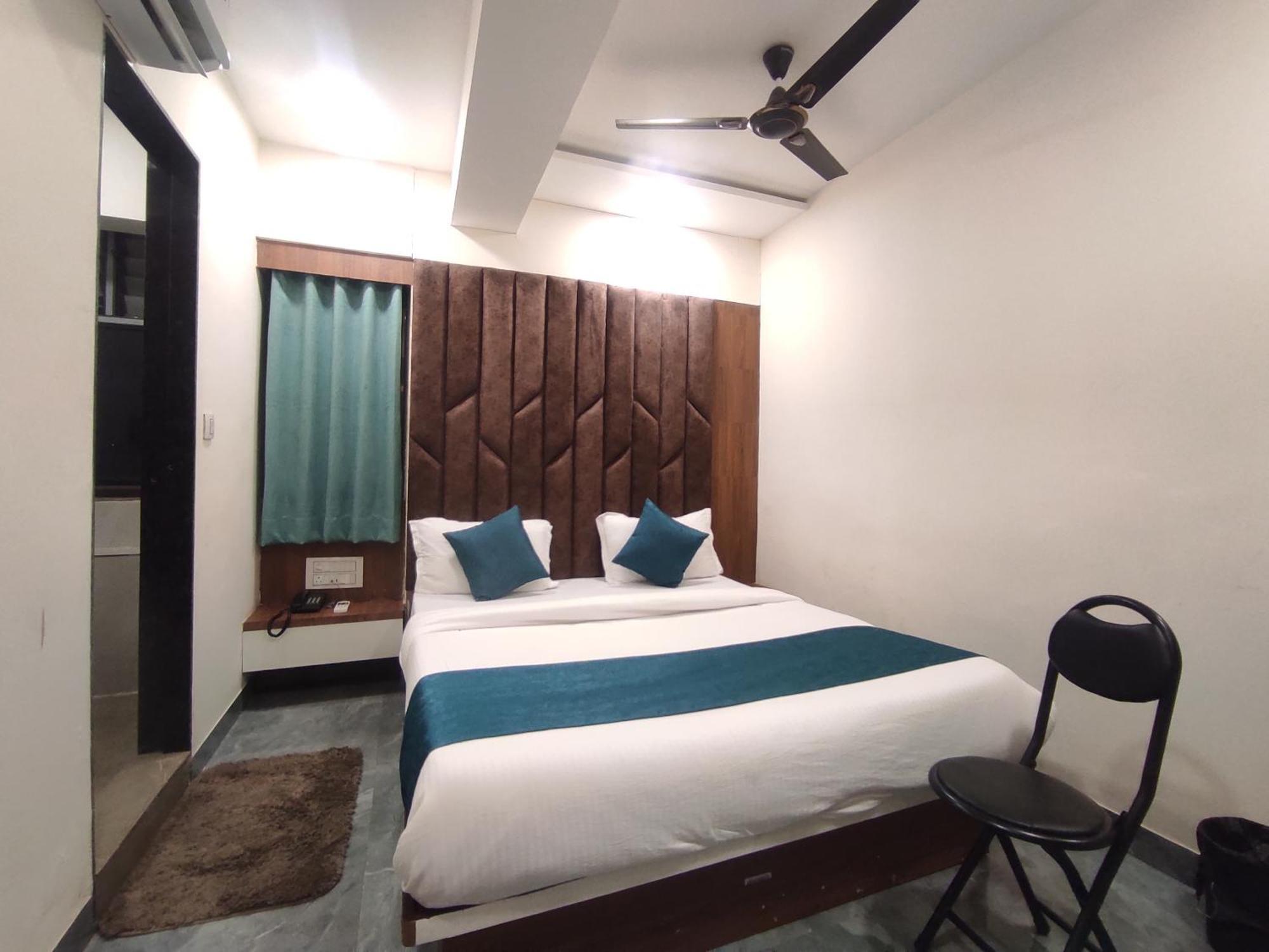 Hotel Earth Inn, Subhash Bridge, Rto Circle, 阿穆达巴 外观 照片