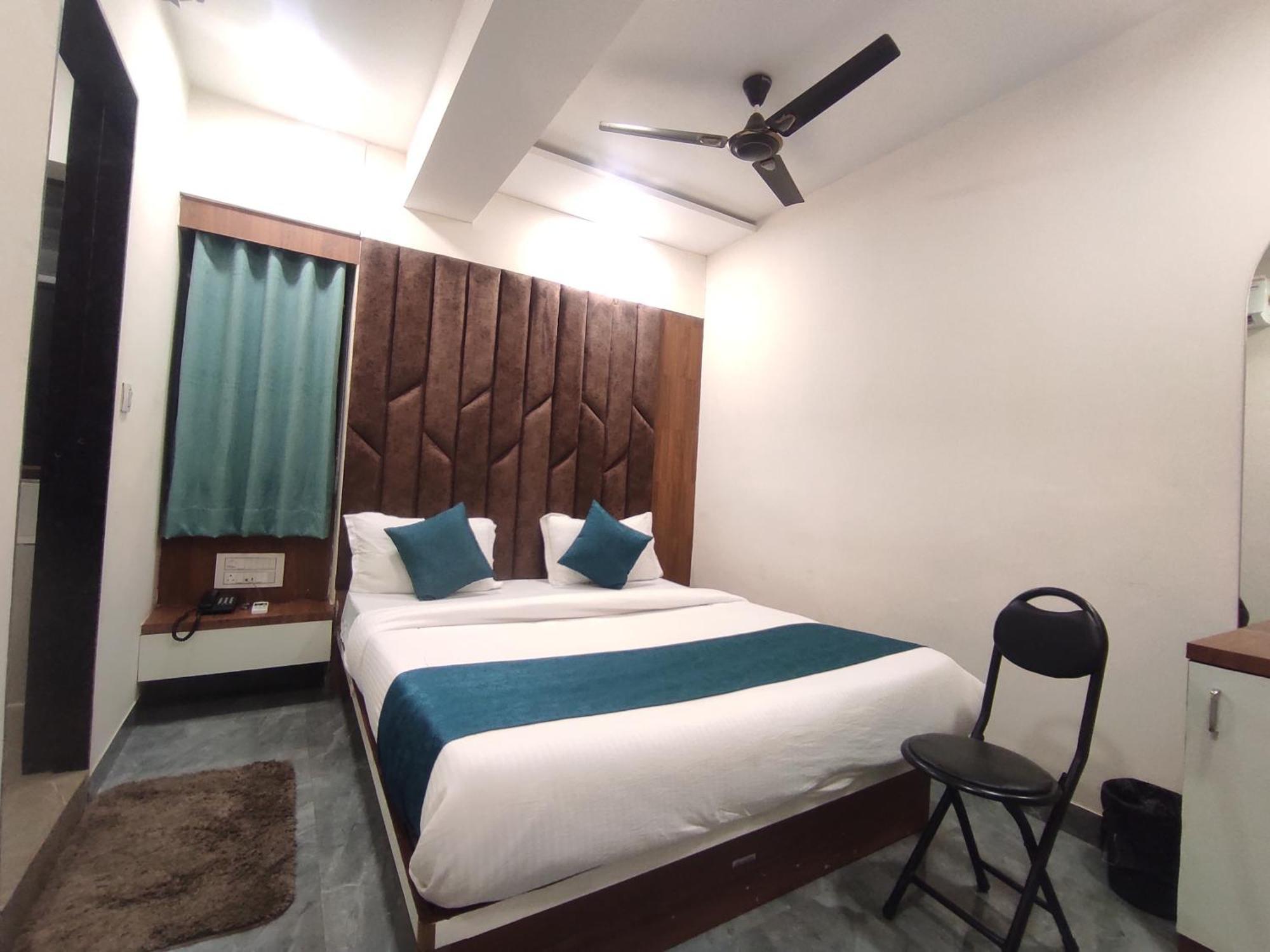 Hotel Earth Inn, Subhash Bridge, Rto Circle, 阿穆达巴 外观 照片
