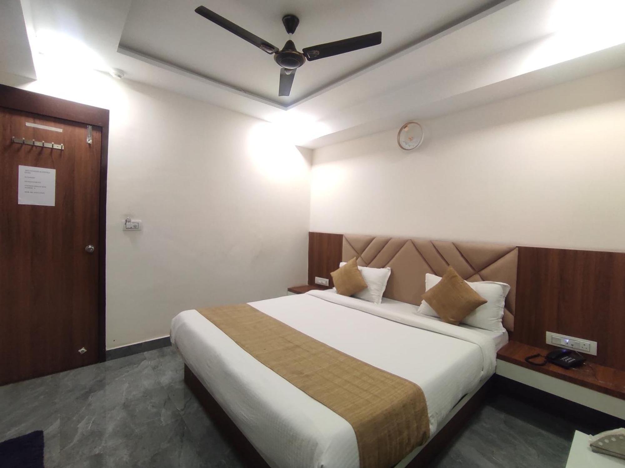 Hotel Earth Inn, Subhash Bridge, Rto Circle, 阿穆达巴 外观 照片