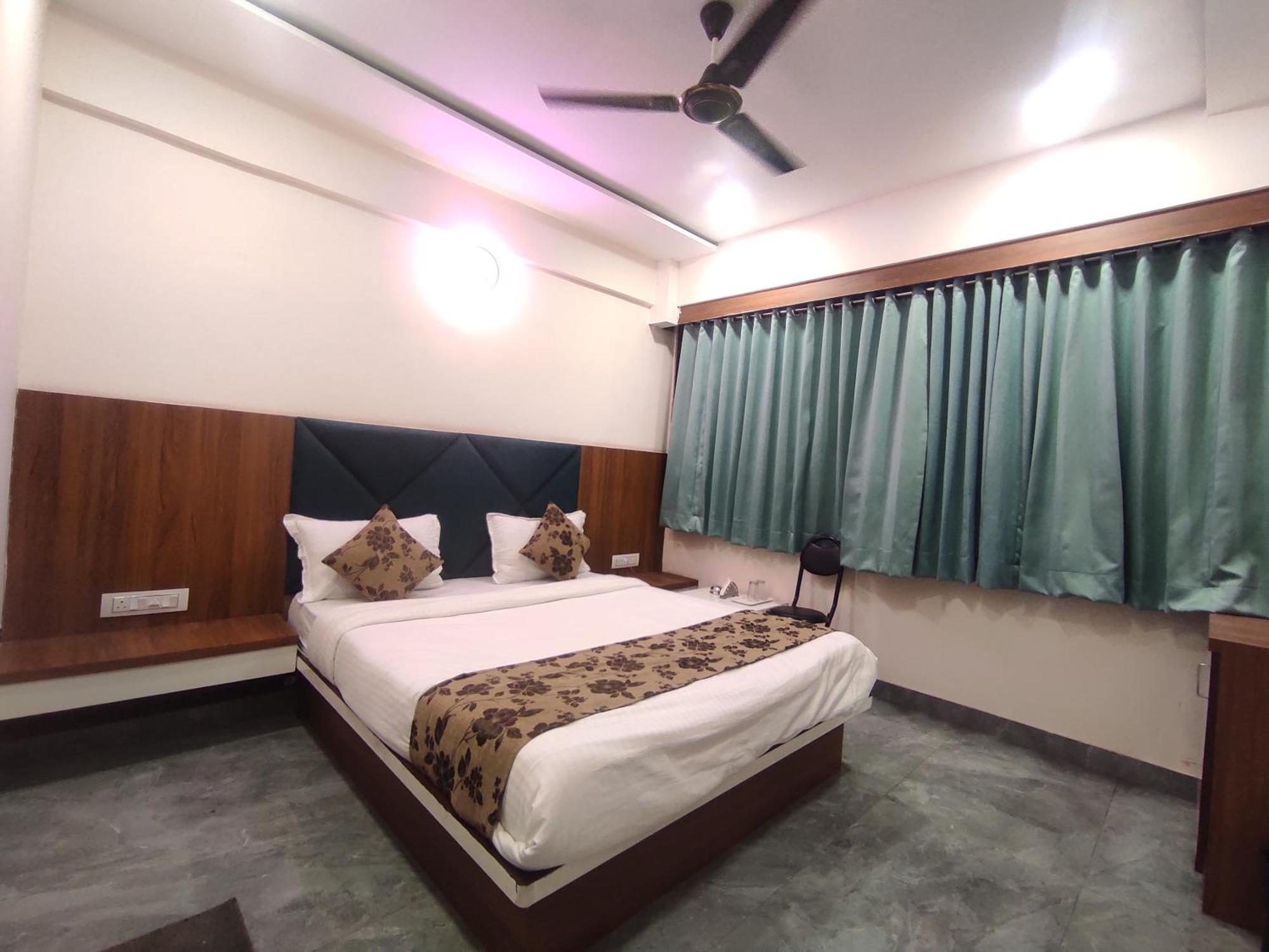 Hotel Earth Inn, Subhash Bridge, Rto Circle, 阿穆达巴 外观 照片