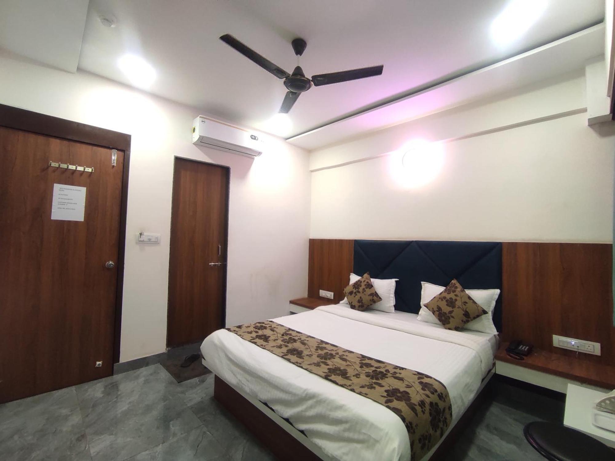 Hotel Earth Inn, Subhash Bridge, Rto Circle, 阿穆达巴 外观 照片