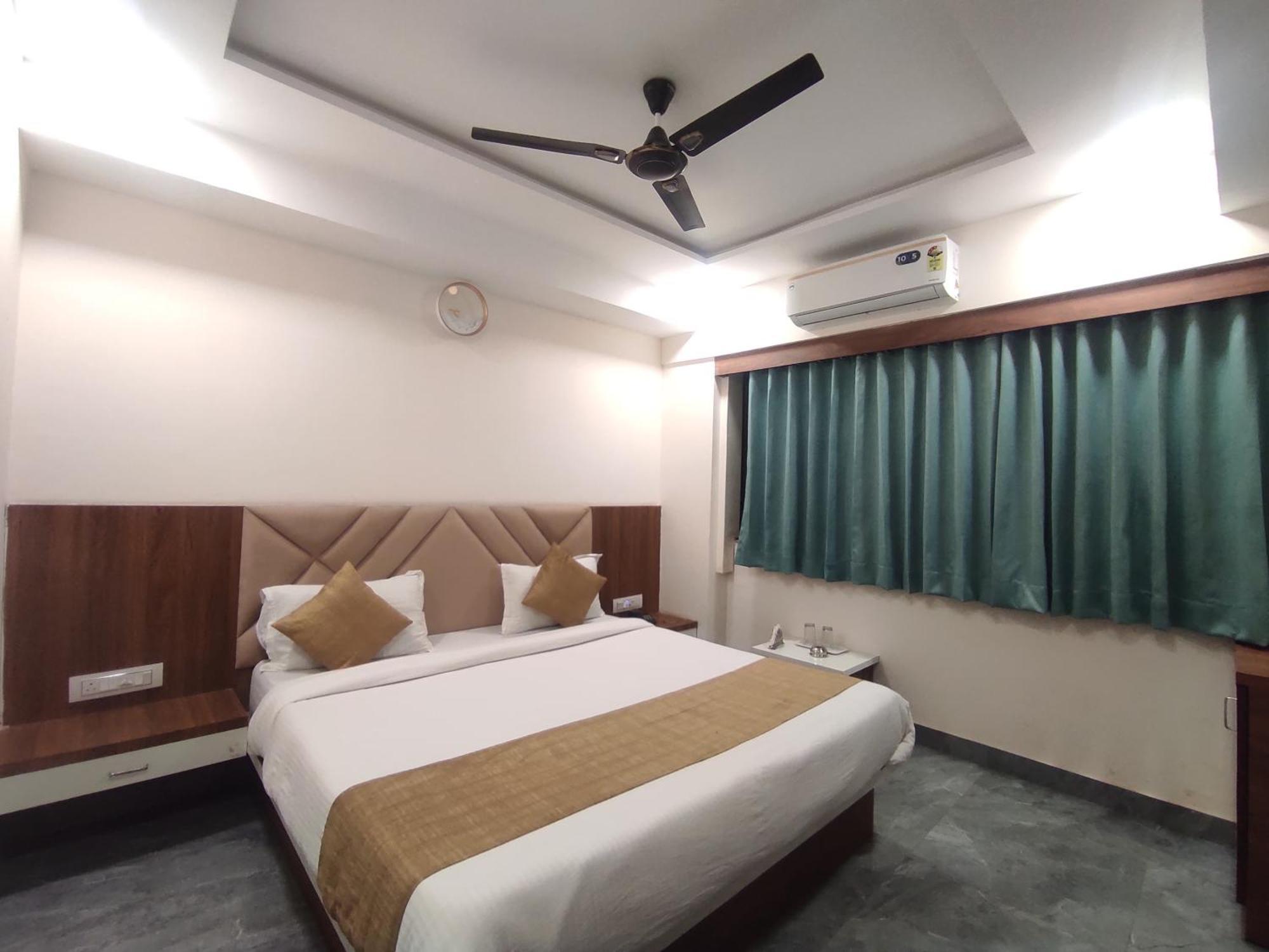 Hotel Earth Inn, Subhash Bridge, Rto Circle, 阿穆达巴 外观 照片