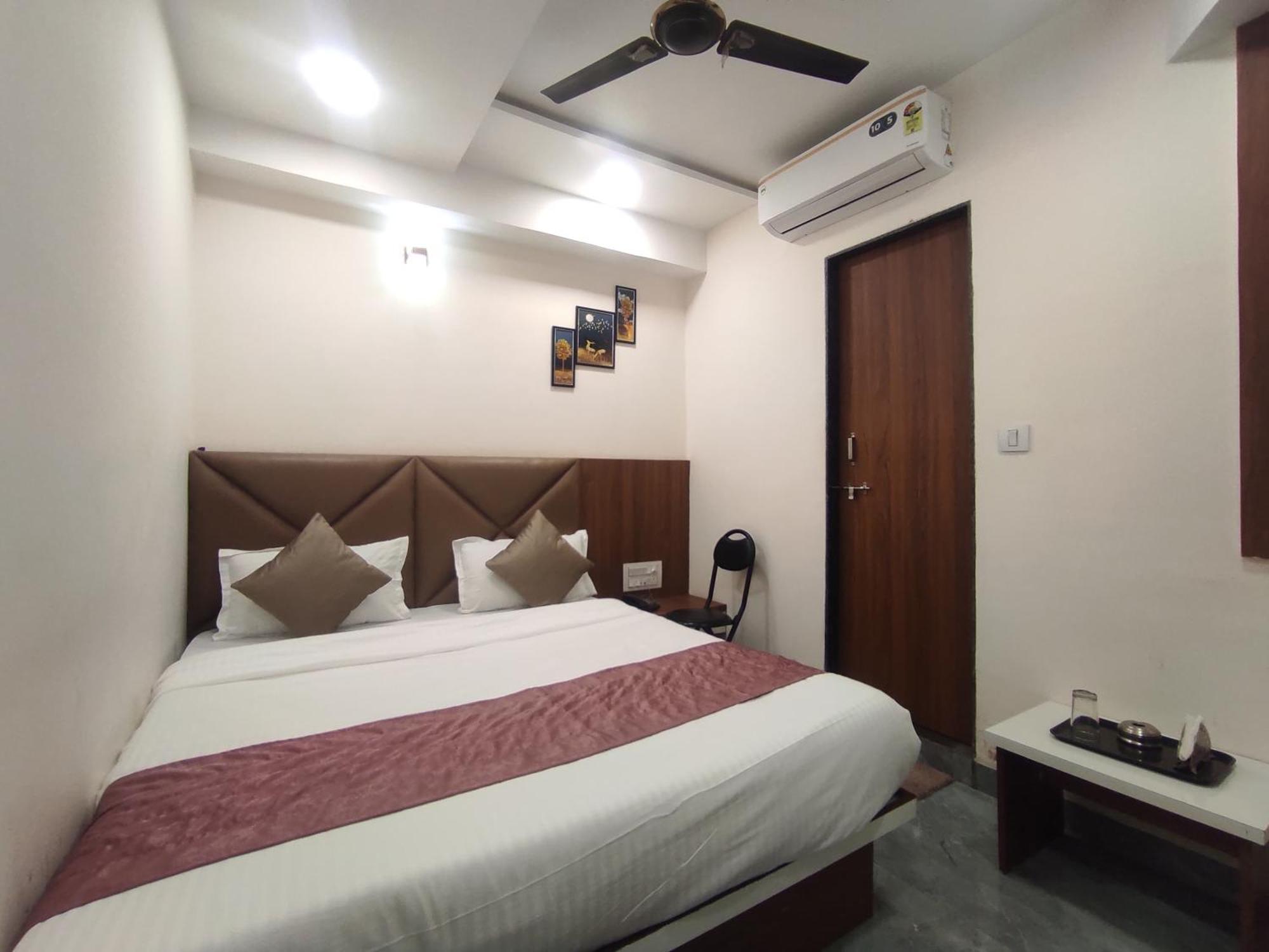 Hotel Earth Inn, Subhash Bridge, Rto Circle, 阿穆达巴 外观 照片