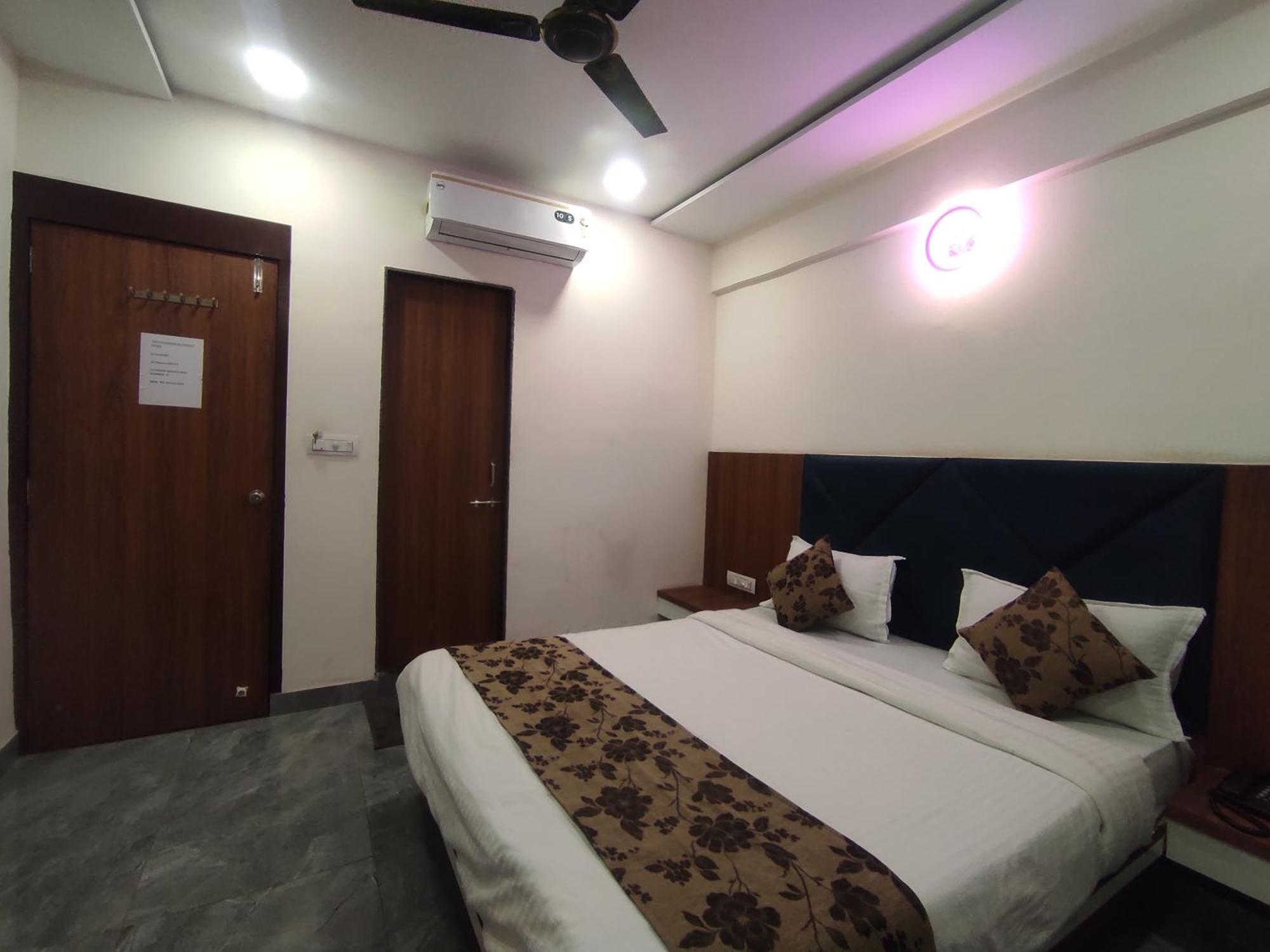 Hotel Earth Inn, Subhash Bridge, Rto Circle, 阿穆达巴 外观 照片