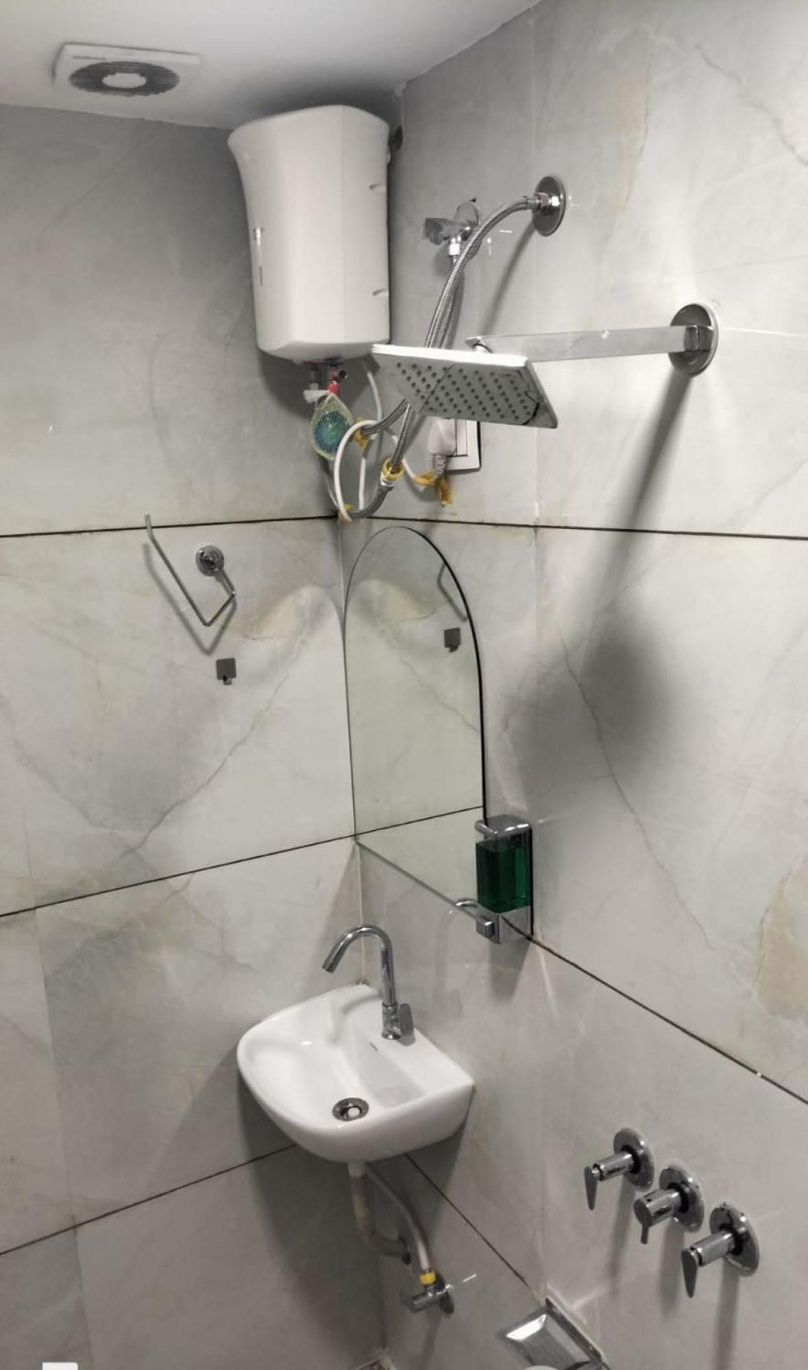 Hotel Earth Inn, Subhash Bridge, Rto Circle, 阿穆达巴 外观 照片